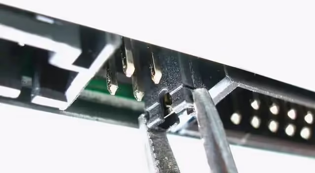 Como instalar un lector de DVD en un PC