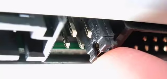 Como instalar un lector de DVD en un PC