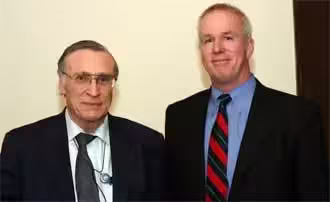 El Informático James C. Smith (izquierda) y el agente especial Geoff Bickers (derecha)